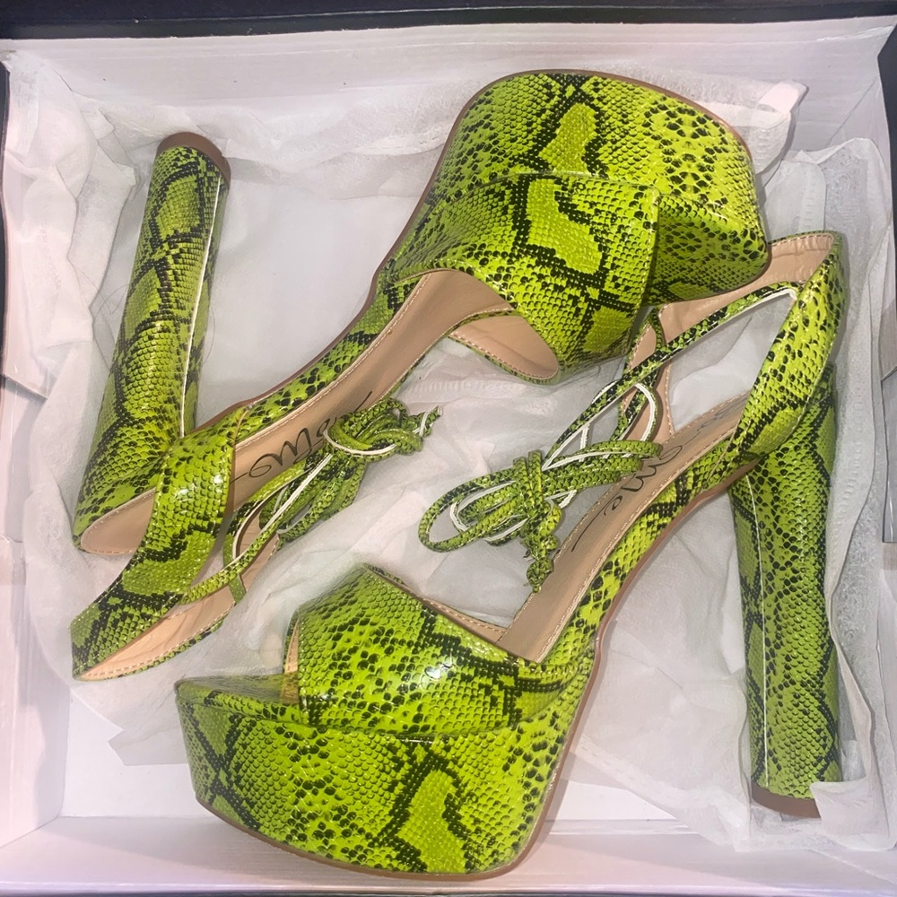 Tie up size 7 Green reptile skin pumps! Brand new & ready for some fun!